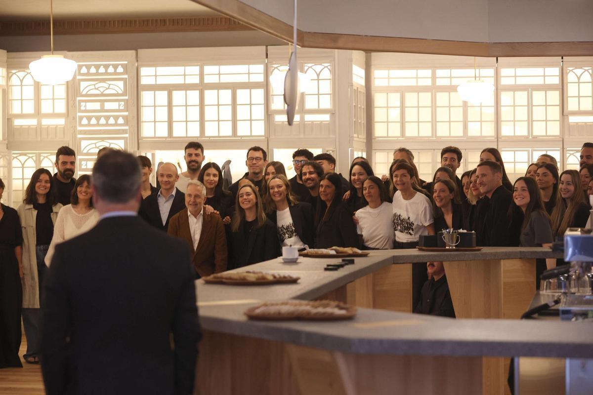 Marta Ortega y Óscar García Maceiras en una visita a la antigua primera tienda de Zara.