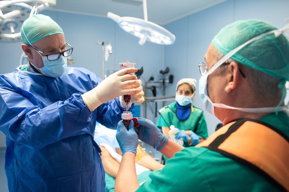 Imagen del quirófano durante una intervención con células madre en articulaciones dañadas.