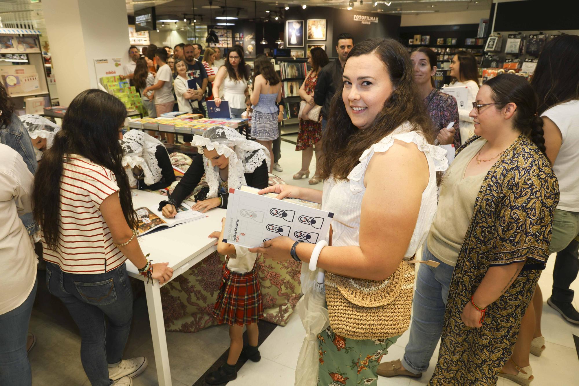 Les Belleas del Foc y sus Damas de Honor firman el Festa de Fogueres en El Corte Inglés