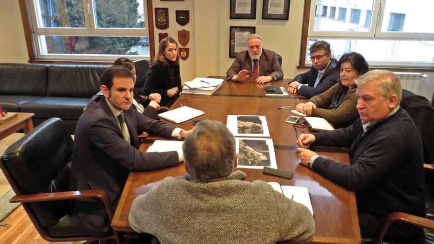 Enrique López Veiga, durante la reunión con los representantes políticos y de los empresarios de Redondela. / FdV