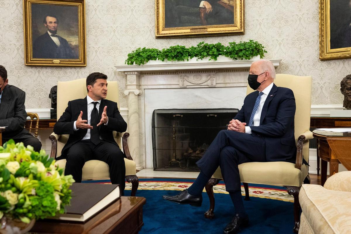 Imagen de archivo del presidente de los Estados Unidos, Joe Biden (d) con su homólogo ucraniano, Volodímir Zelenski (i), en la Oficina Oval de la Casa Blanca, Washington, DC. EFE/Doug Mills/Pool