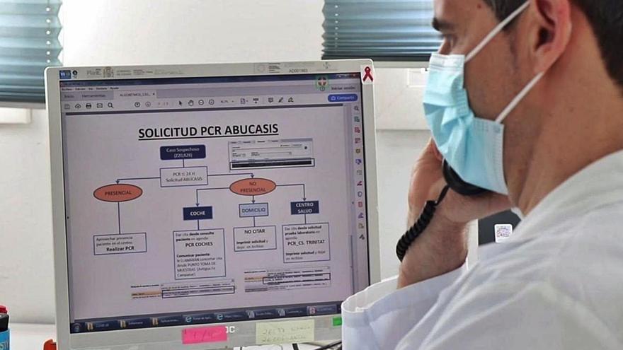 Un rastreador de la Conselleria de Sanidad realiza una llamada para detectar posibles contagios. | LEVANTE-EMV