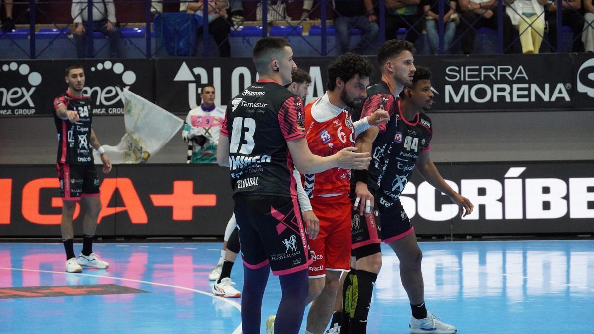Borja Méndez forcejea con los jugadores del Puente Genil durante el último partido del Horneo Alicante.