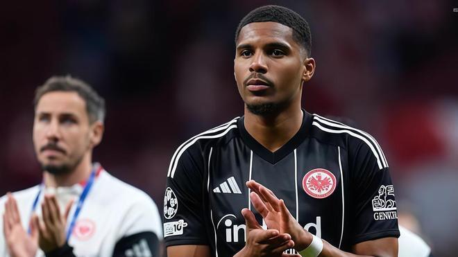 Aurèle Amenda, central en la lista del Valencia CF, presiona a su club para salir cedido