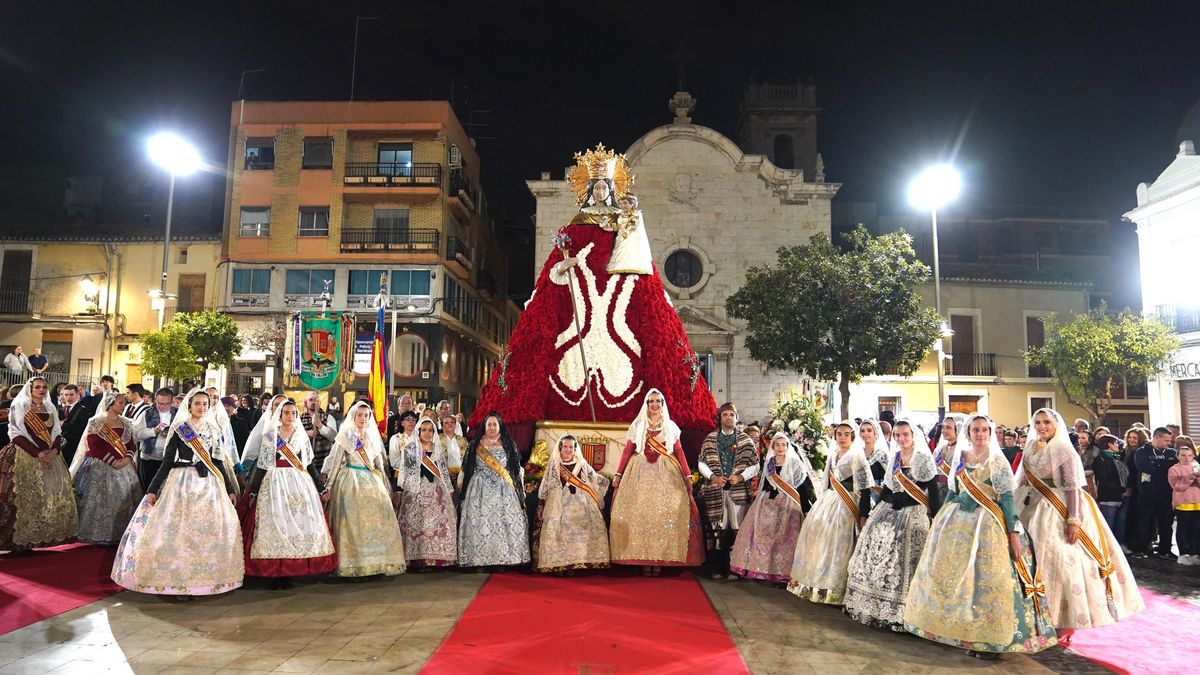 La fallera Mayor de Paterna y su Corte, tras la Ofrenda.