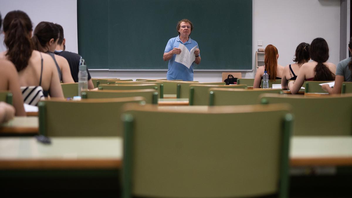Un profesor se dirige a varios alumnos antes del inicio de una prueba.