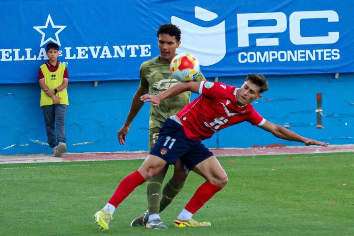 Una jugada del partido entre el Mazarrón y el Real Murcia Imperial