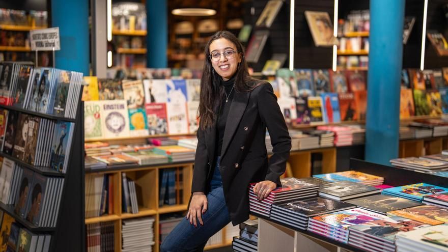 La 'booktoker' Maryam Assakat, en la librería Norma Comics de Barcelona.