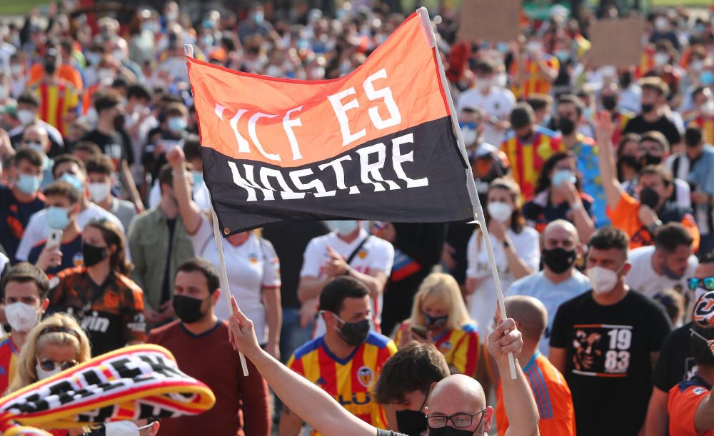 Manifestación de la Afición del Valencia contra Peter Lim