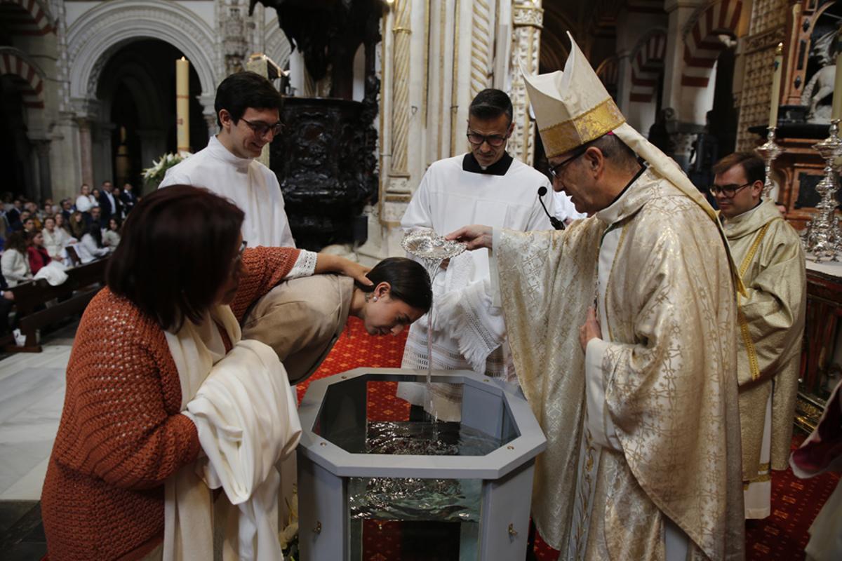 El Bautismo, Confirmación y Eucaristía para 51 catecúmenos, en imágenes El Bautismo, Confirmación y Eucaristía para 51 catecúmenos, en imágenes