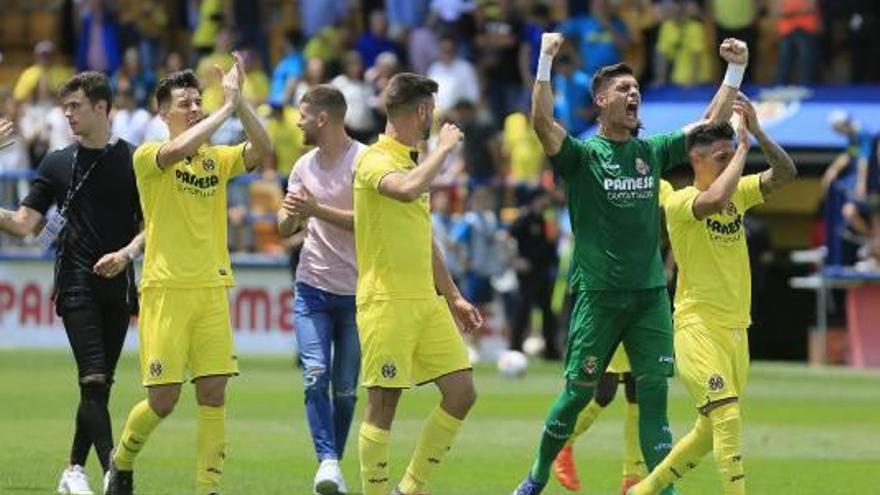 Los jugadores del Villarreal B, el domingo, tras lograr su clasificación.