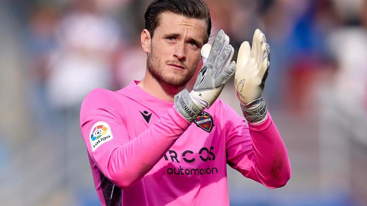 Femenías aplaude durante un partido con el Levante.