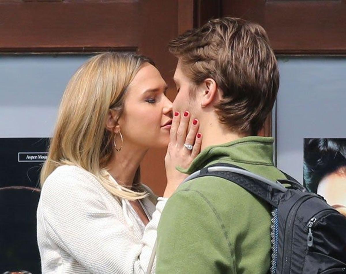 Rozan sus labios Arielle Kebbel y Luke Grimes, en el rodaje de 'Cincuenta sombras liberadas'