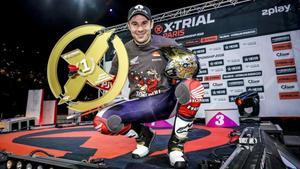 Toni Bou (Repsol Honda) muestra el trofeo del 23 título mundial de trial.