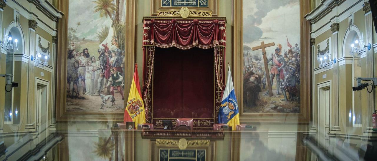 Los dos cuadros que flanquean la mesa presidencial del Parlamento de Canarias. | |