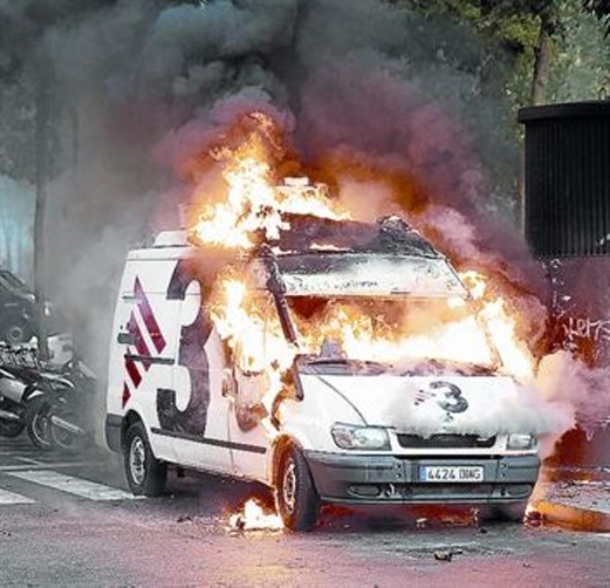 INCENDI Una vegada desallotjat, els violents hi calen foc, dilluns. INCENDI Una vegada desallotjat, els violents hi calen foc, dilluns.