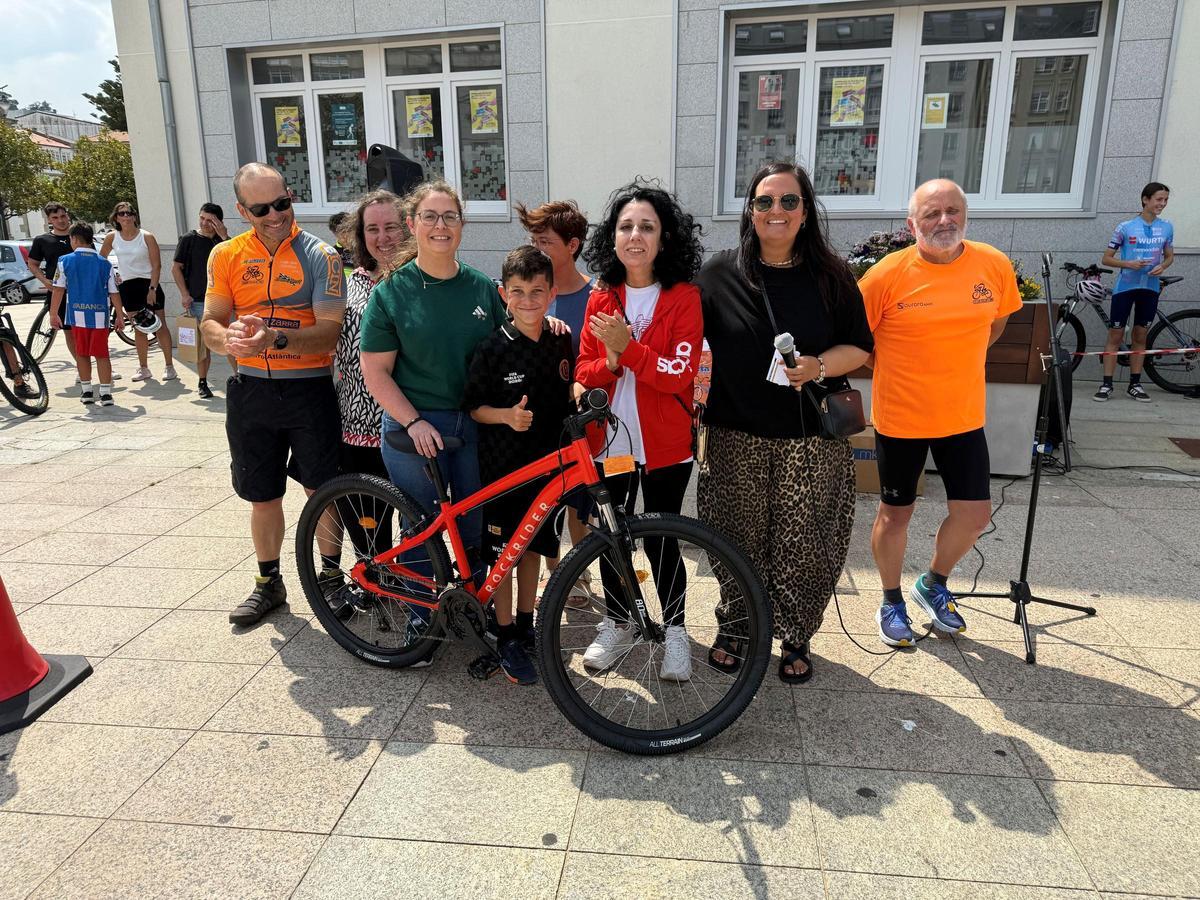 La alcaldesa, tercera derecha, entregando la bicicleta.