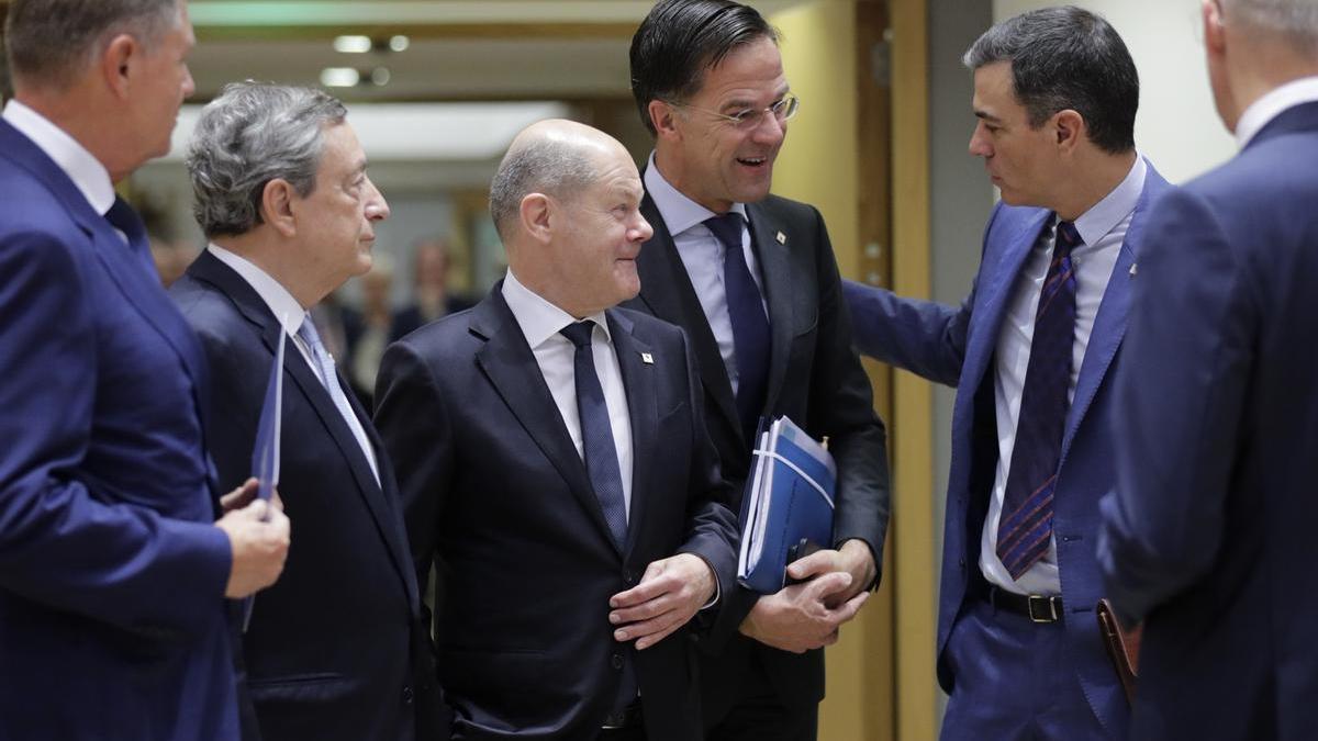 Líderes de la UE se saludan antes de una reunión de un Consejo Europeo.