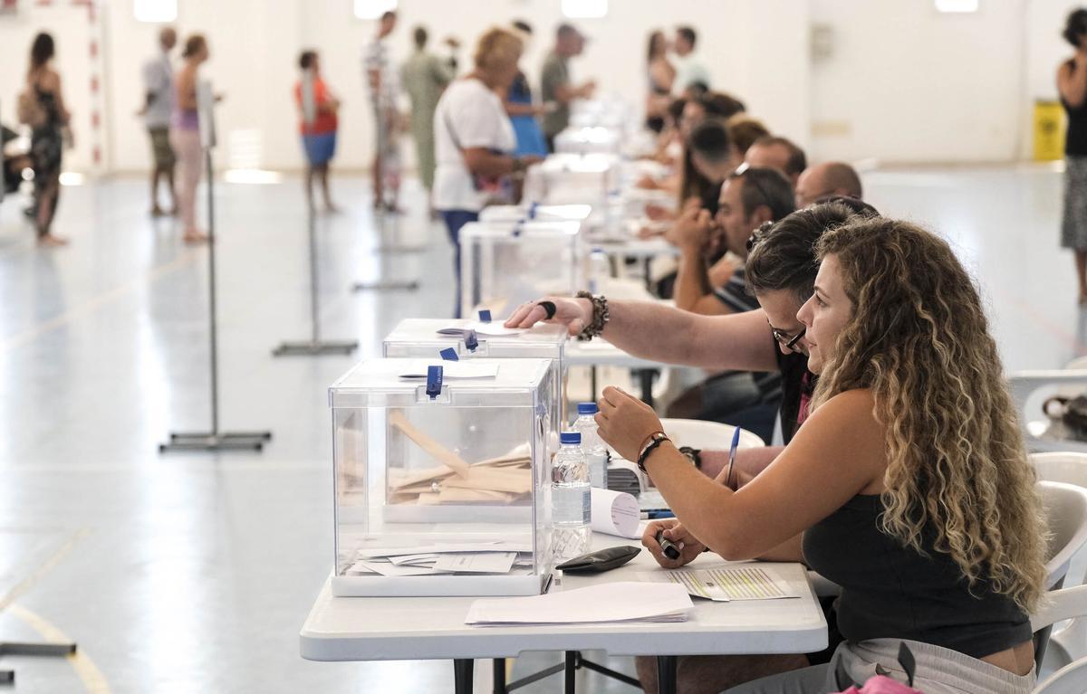 Ambiente electoral en Polideportivo de Arinaga.