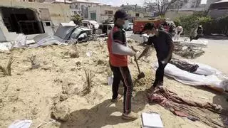 Decenas de cuerpos exhumados en un hospital de Gaza atacado por Israel