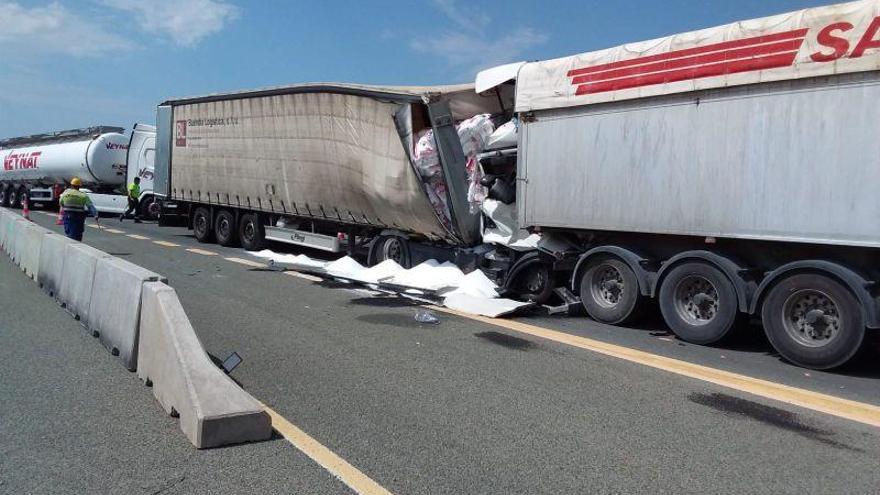 Un fallecido tras el choque de dos camiones en Pedrola