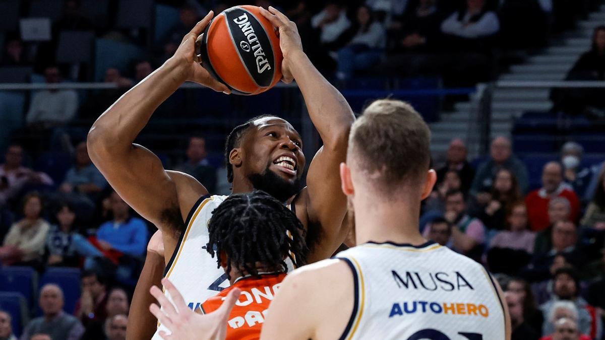 Yabusele controla un balón en presencia de Jone en el encuentro ante el Valencia Basket