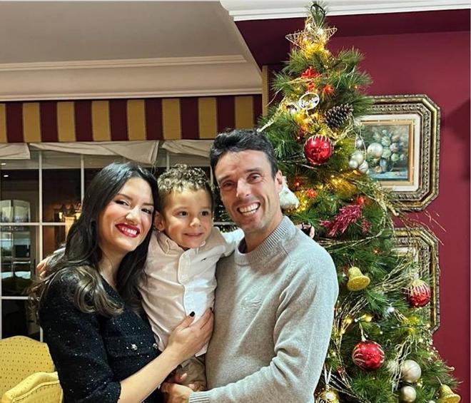 Roberto Bautista con su familia en Navidad