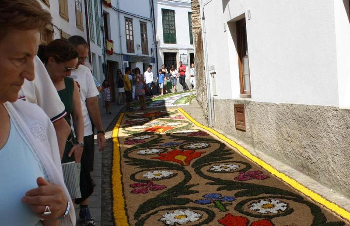 El Corpus de Castropol pudo con el agua