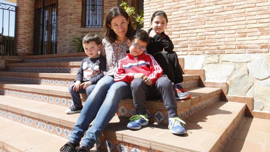 Inmaculada Pérez, con sus tres hijos