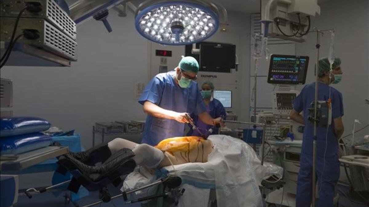 Operación de colon en uno de los nuevos quirófanos del bloque quirúrgico recientemente inaugurado en el hospital de la Vall d'Hebron