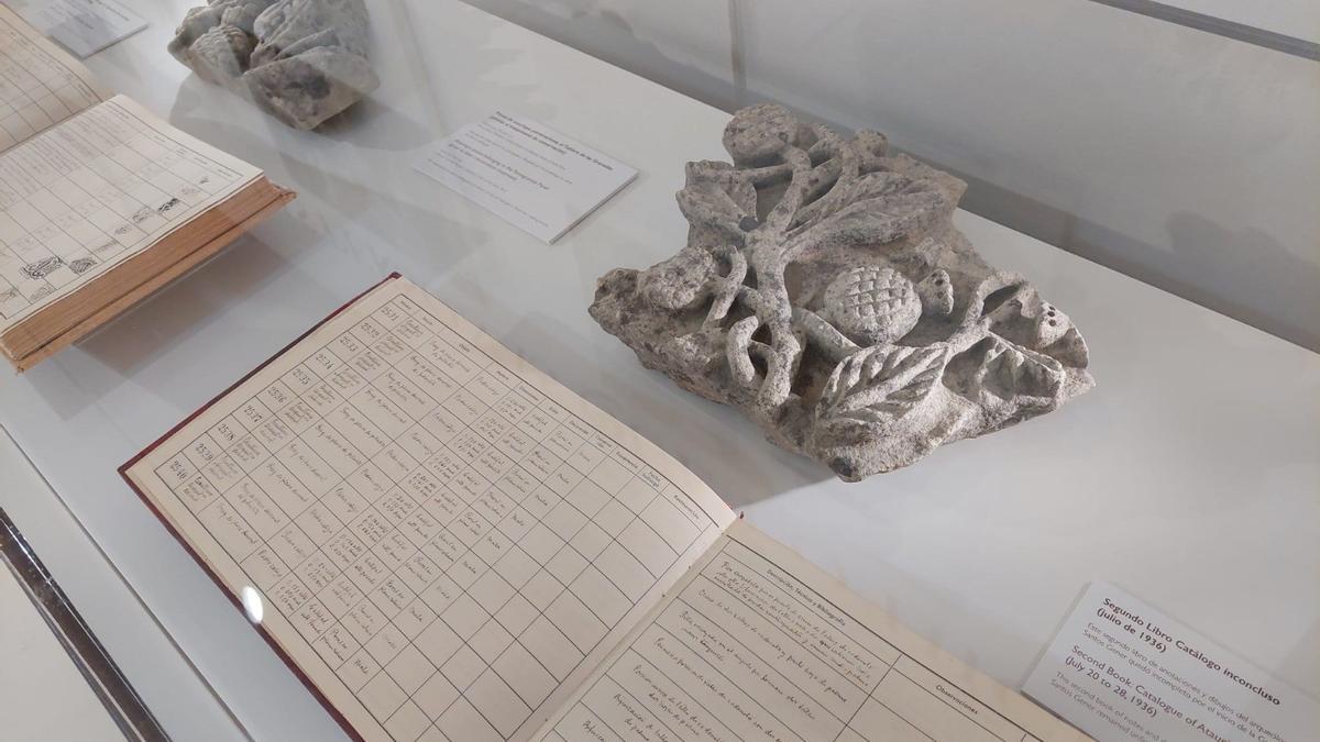 Parte de la muestra, que reúne una serie de textos e imágenes.