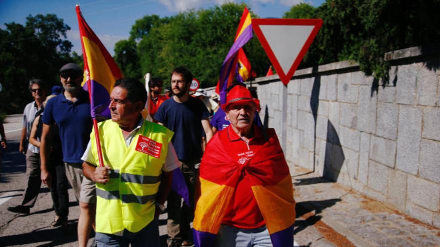 Manifestación republicana en el Valle de los Caídos por la exhumación de Franco