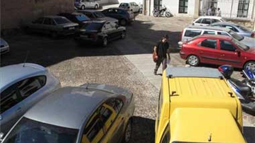 Tráfico restringe el aparcamiento de vehículos en las Piñuelas