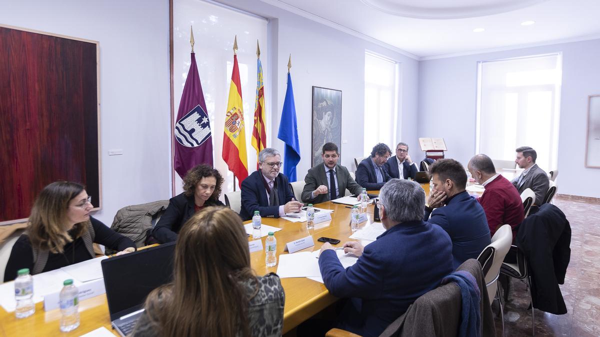 La reunión del Foro Económico y Social de Gandia, que en la mañana de ayer tuvo lugar en el Saló Laval de la Casa Consistorial.