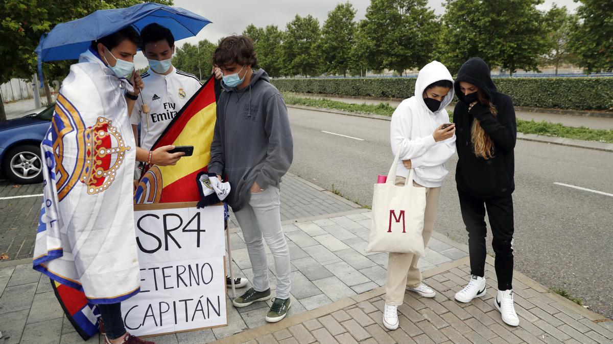 Aficionados del Real Madrid esperan a Sergio Ramos fuera de Valdebebas.