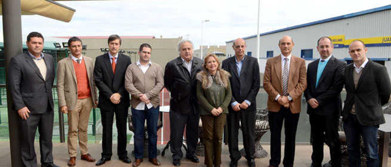 Luengo, en el centro, con miembros de Econara, ayer.