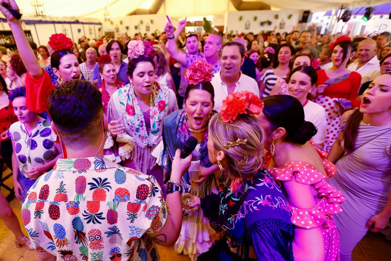 El tardeo se impone en las casetas de la Feria de Córdoba para disfrute de propios y extraños