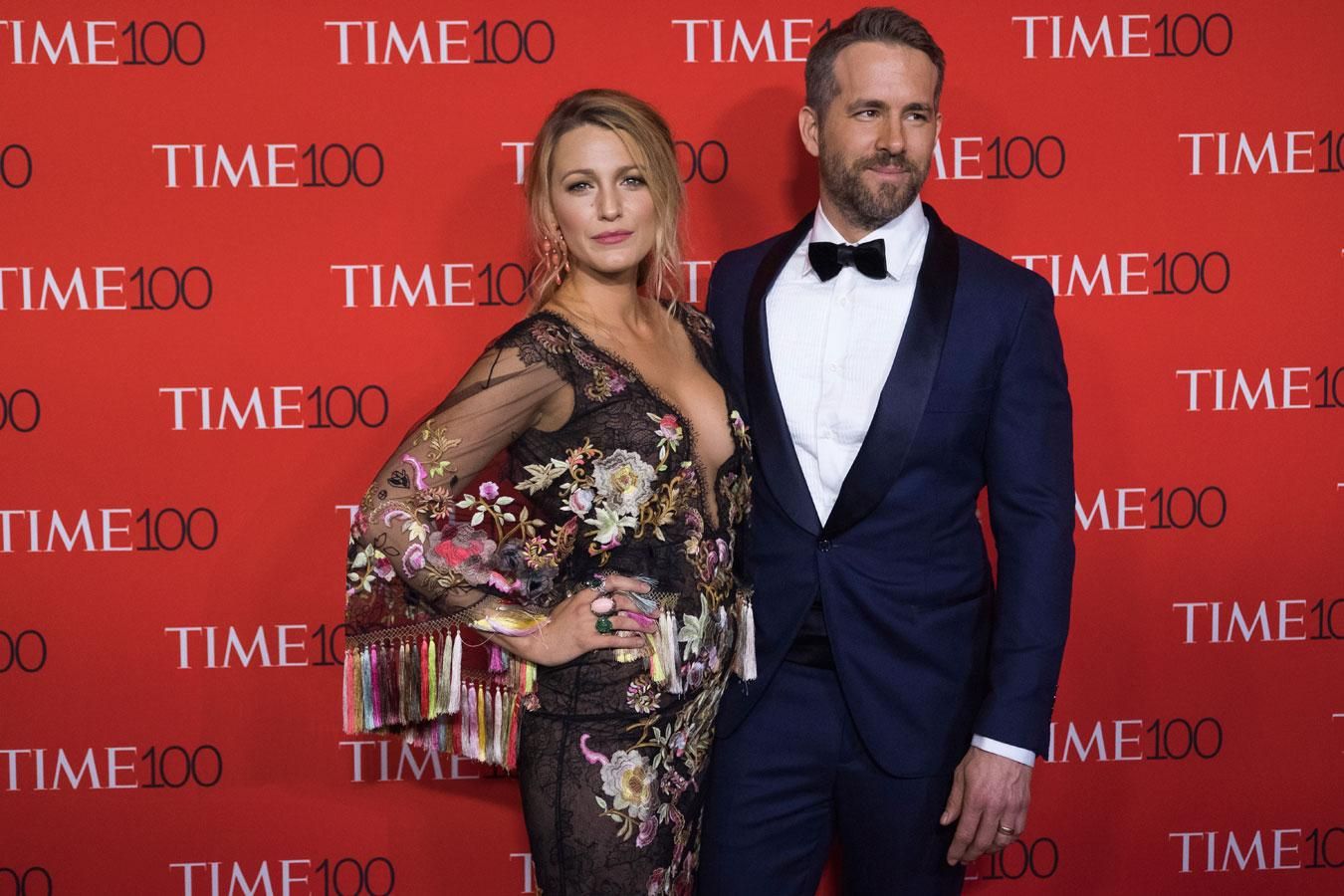 Blake Lively con vestido de Marchesa junto a Ryan Reynolds