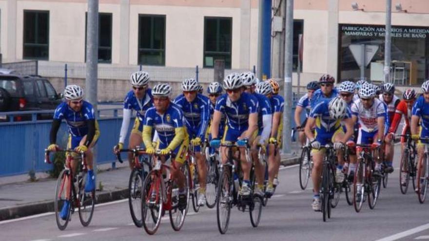 Parte del pelotón de participantes de la anterior edición de la Marcha Ciclista Rías do Morrazo.