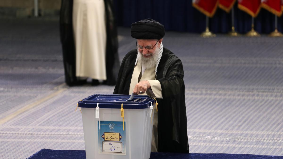 El ayatolá Ali Jamenei vota en las elecciones de Irán celebradas este viernes.