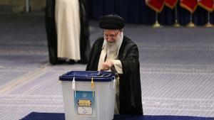 El líder supremo iraní, el ayatolá Ali Jamenei, vota en las elecciones celebradas este viernes.