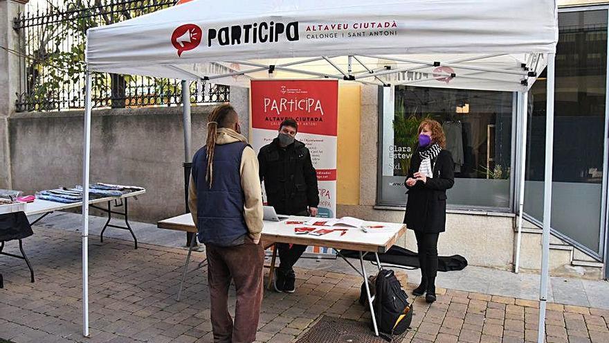 La carpa de participació ciutadana al mercat de Calonge.