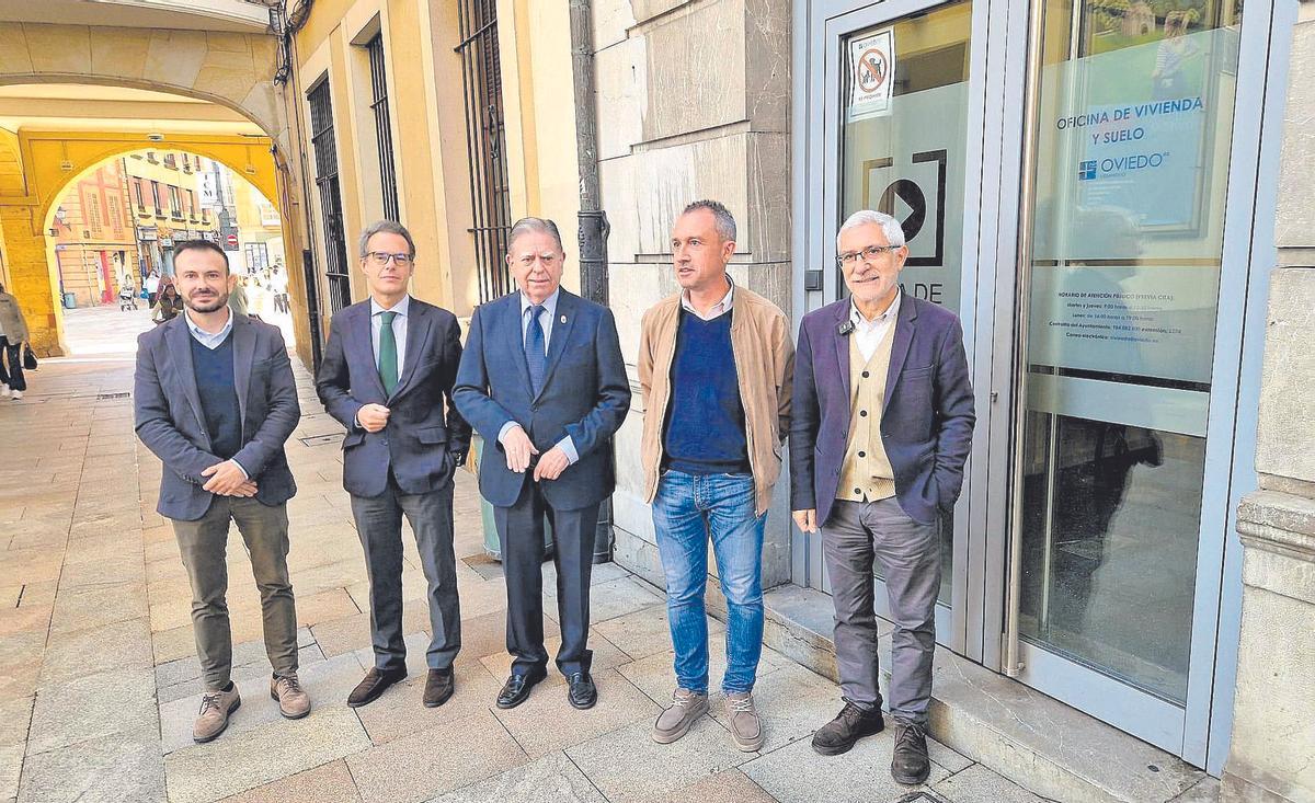 Por la izquierda, el director general de Vivienda del Principado, Jesús Daniel Sánchez; el edil Nacho Cuesta; el alcalde, Alfredo Canteli; el consejero de Ordenación del Territorio, Ovidio Zapico, y el edil de IU Gaspar Llamazares, a la puerta de la Oficina de Vivienda y Suelo de Oviedo