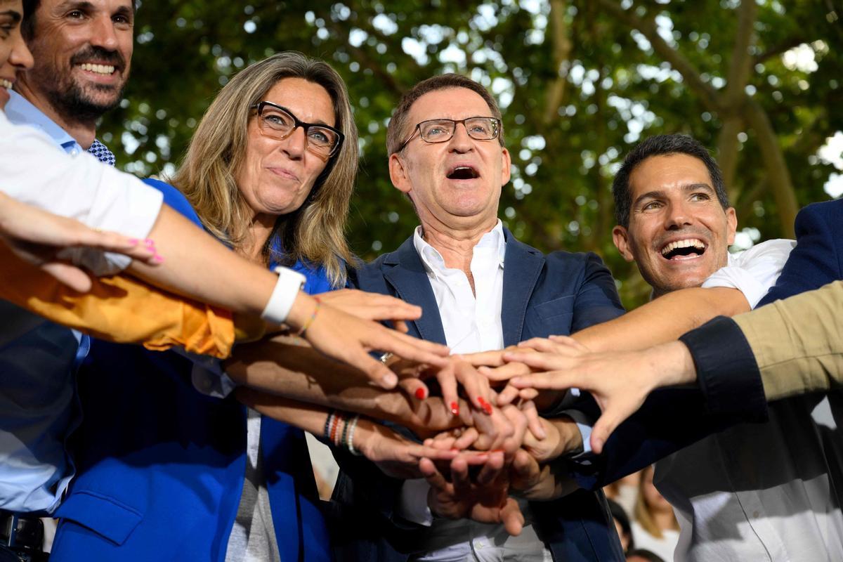 Mitin de Alberto Núñez Feijóo, en el acto de inicio de la campaña del PP, junto al Ayuntamiento de Castelldefels.