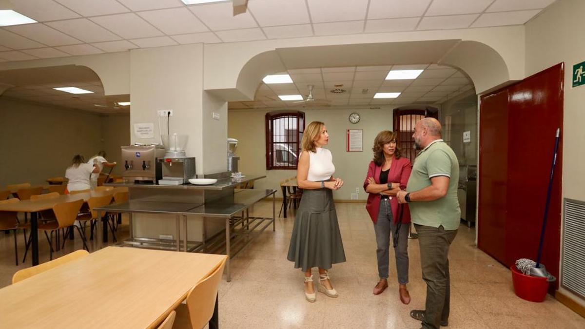 La alcaldesa, Natalia Chueca, y la concejala de Políticas Sociales, Marián Orós, han visitado este lunes las instalaciones del Albergue