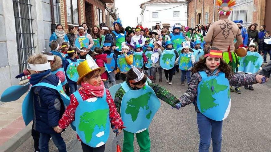 Desfile de carnaval organizado por el colegio de Villaralbo.