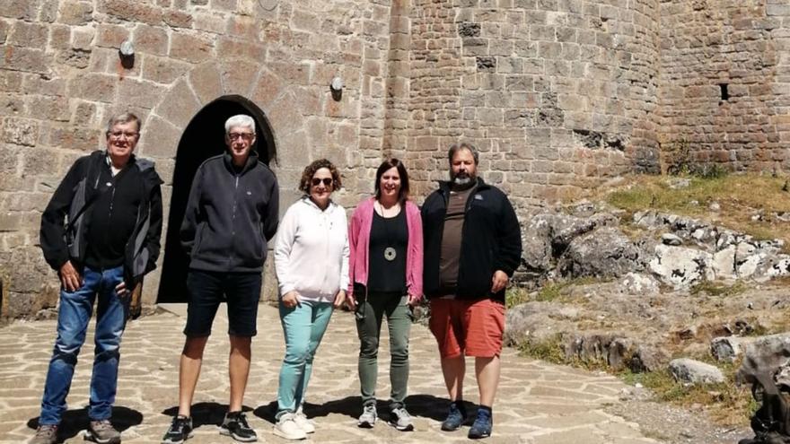 La representació altempordanesa, davant del monestir de San Miguel de Aralar