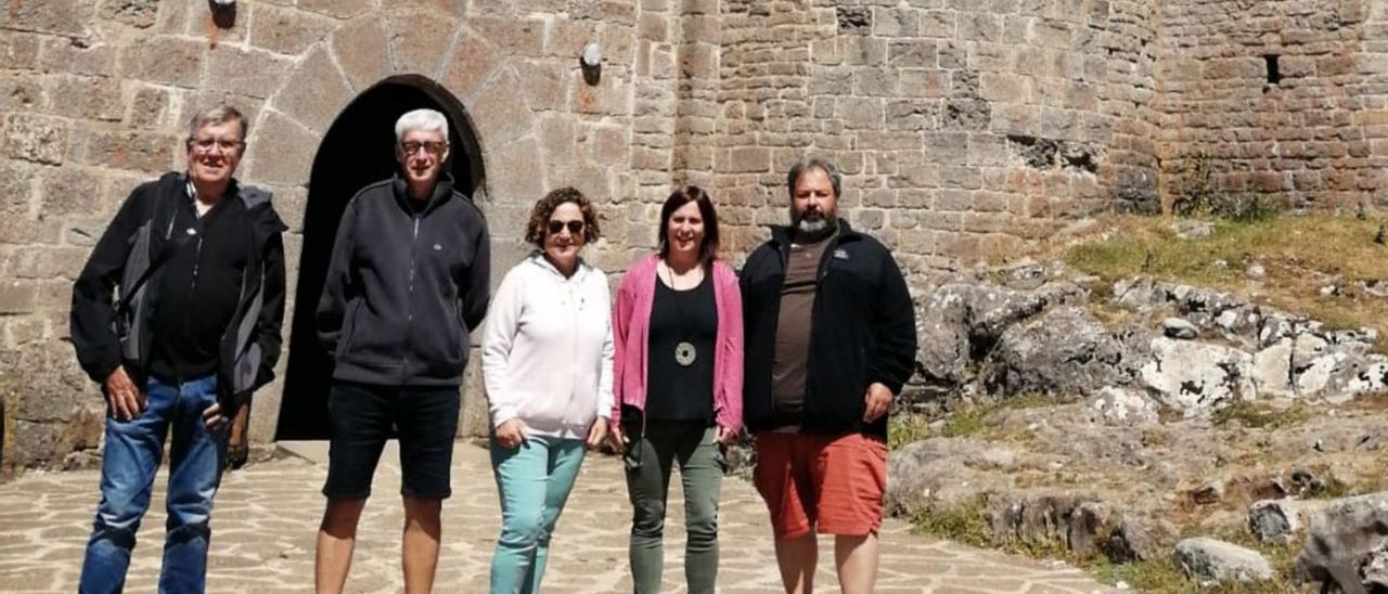 La representació altempordanesa, davant del monestir de San Miguel de Aralar