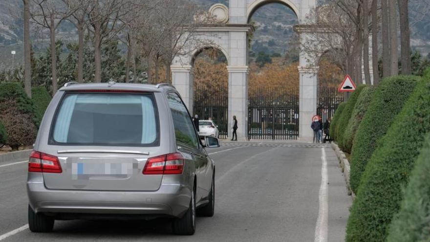 El coche fúnebre en el que se trasladó el féretro del primer fallecido por coronavirus al cementerio Virgen de los Dolores de Elda