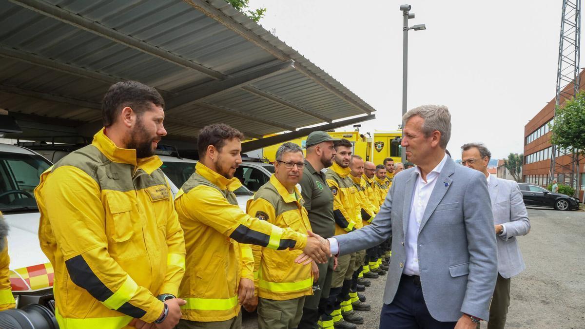 El presidente de la Xunta, Alfonso Rueda, saludando a os brigadistas forestales que colaboraron en la extinción de incendios en Castilla y León, este jueves, en la sede de la Dirección Xeral de Defensa do Monte.